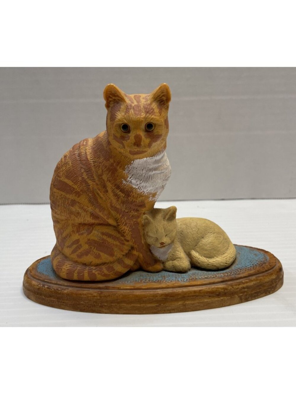 Molded Solid Plastic Mama Cat Sleeping Kitten Shelf  Table Decor Vintage - EUC